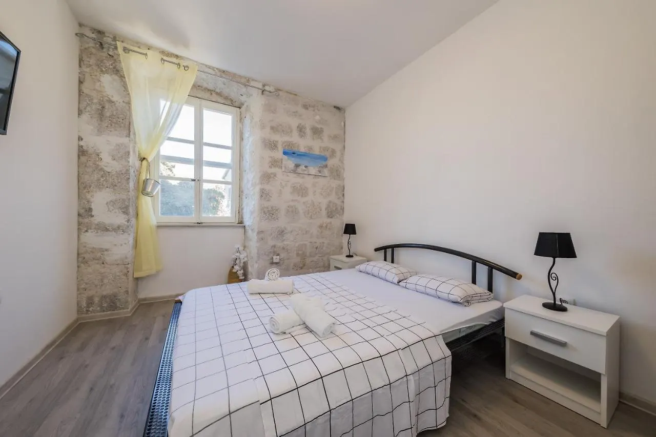 A2 - Spacious Apt On Seafront With The Sea View Kaštela Apartmán