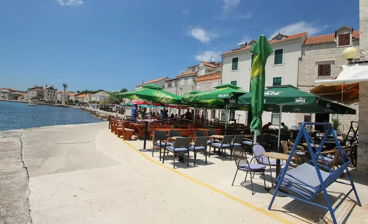 A2 - Spacious Apt On Seafront With The Sea View Kaštela Apartmán