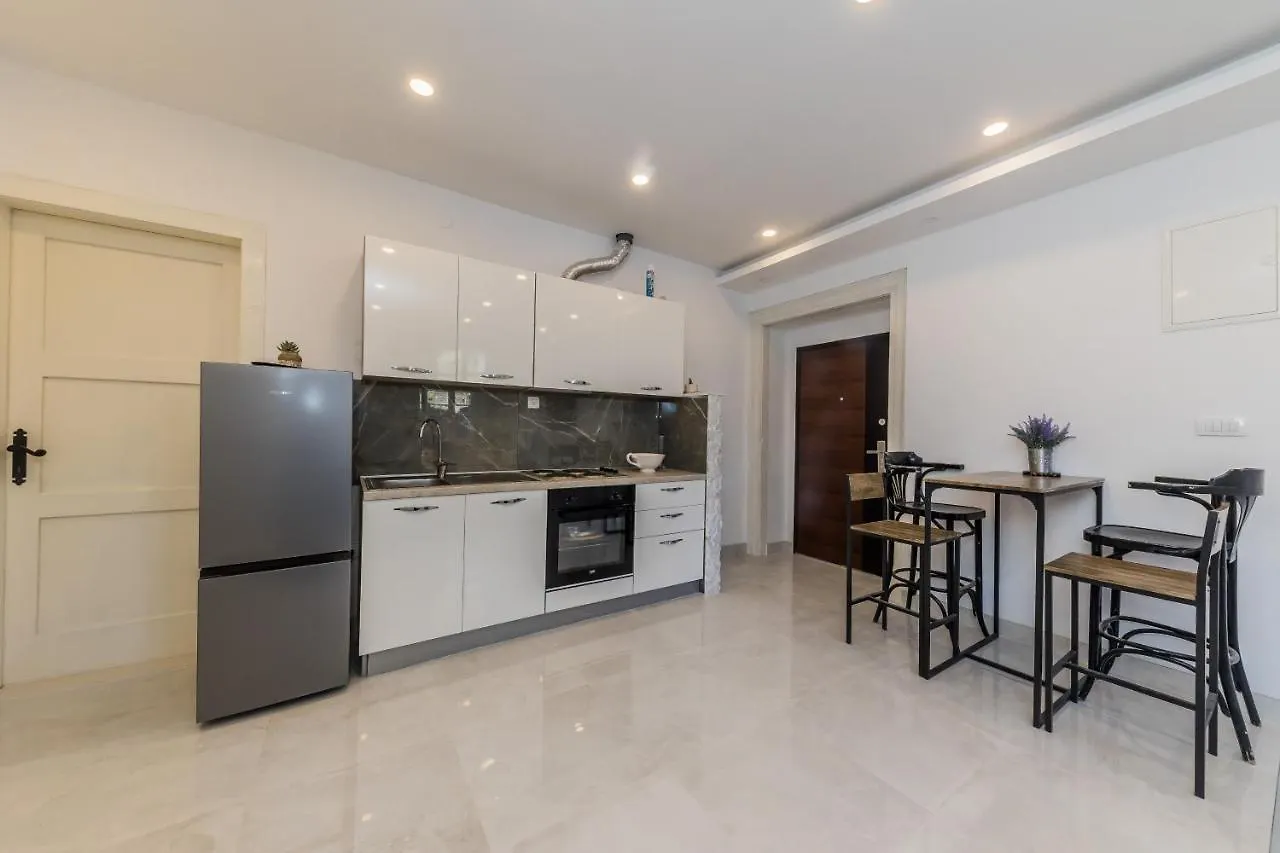 A2 - Spacious Apt On Seafront With The Sea View Kaštela Apartmán