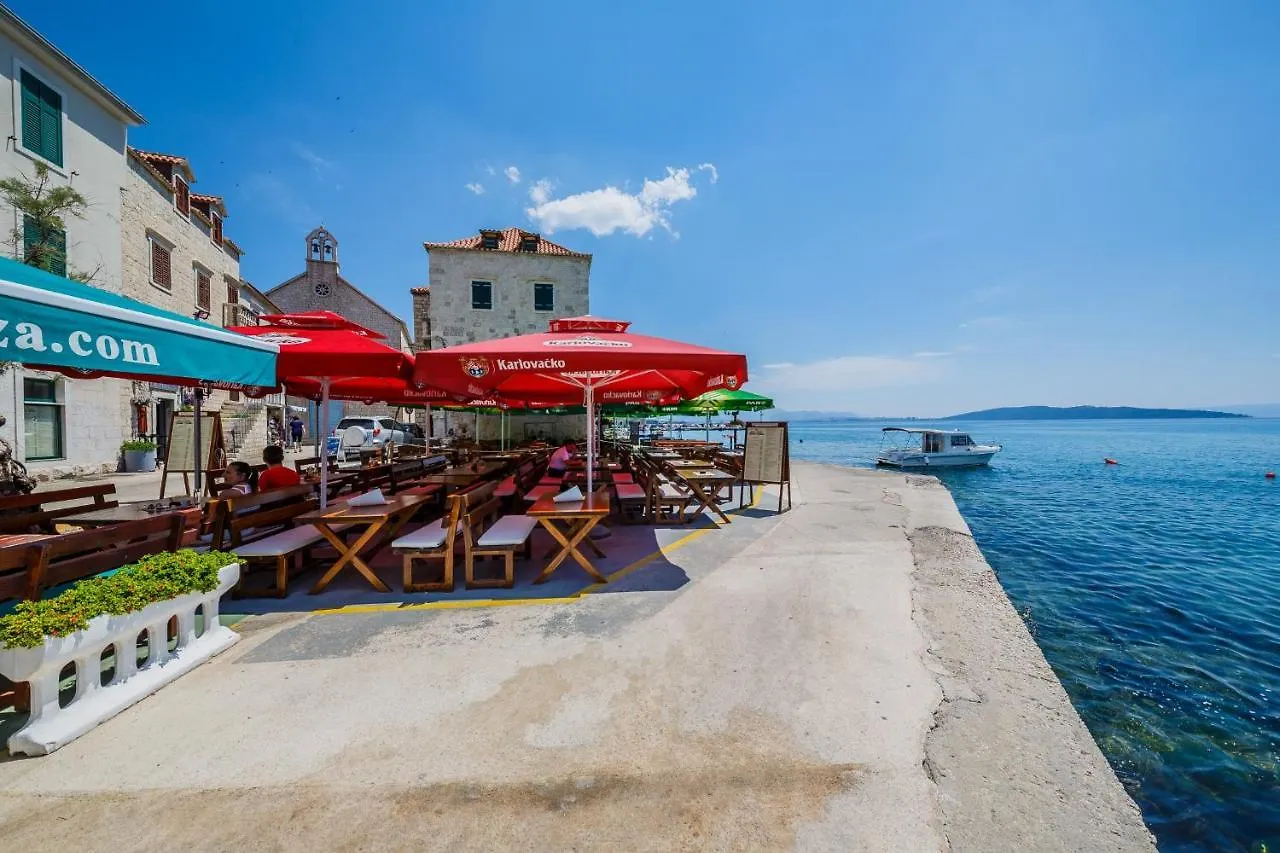 A2 - Spacious Apt On Seafront With The Sea View Kaštela Apartmán